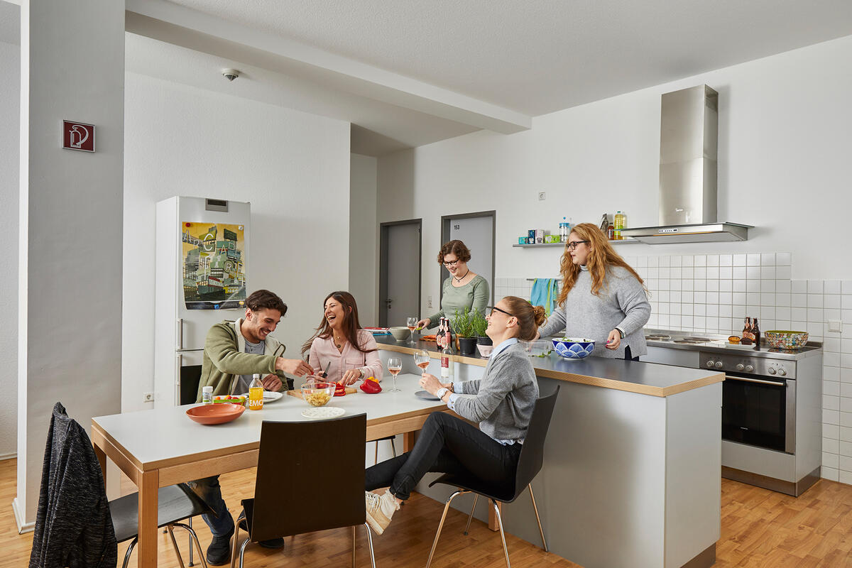 Students cook in the kitchen of the Boardinghaus Stuttgart
