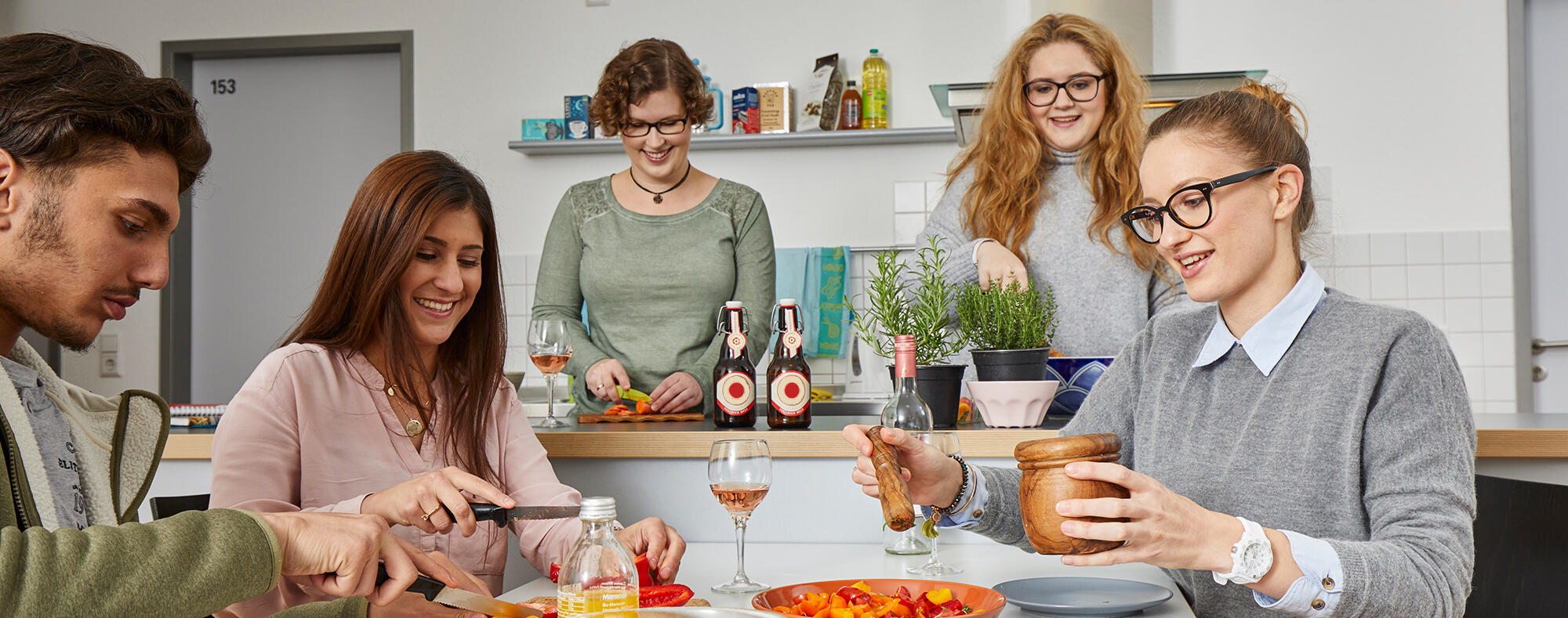 Studierende kochen in der Küche des Boardinghaus Stuttgart